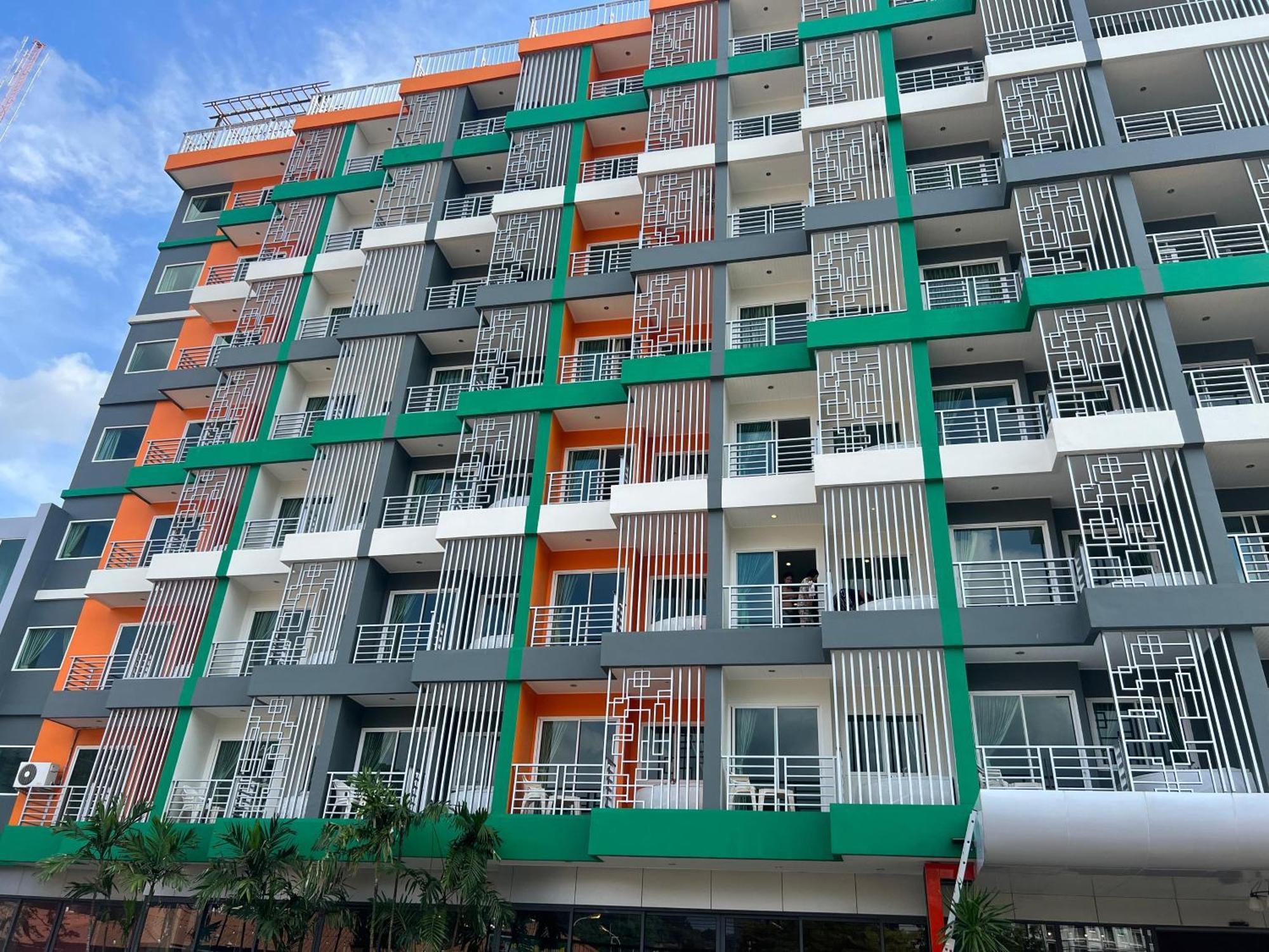 Zephyr Grand Hotel Patong Esterno foto