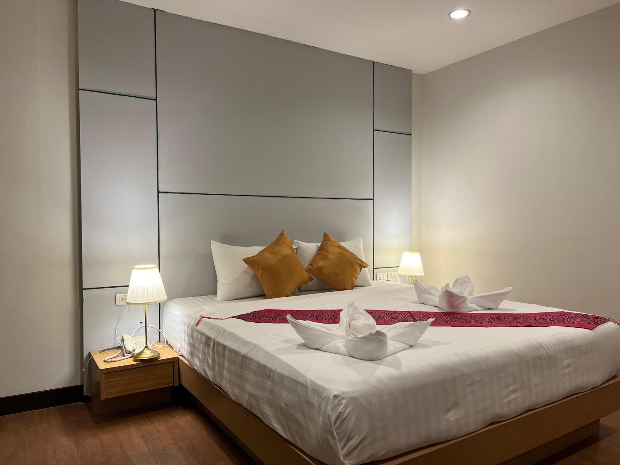 Zephyr Grand Hotel Patong Esterno foto