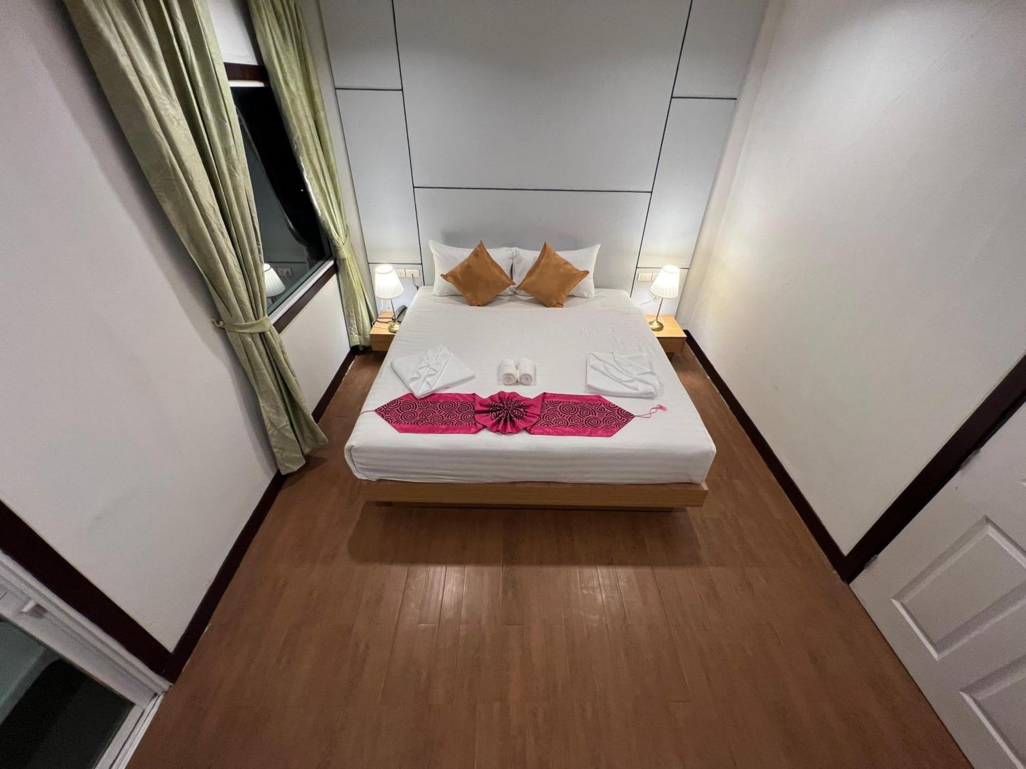 Zephyr Grand Hotel Patong Esterno foto