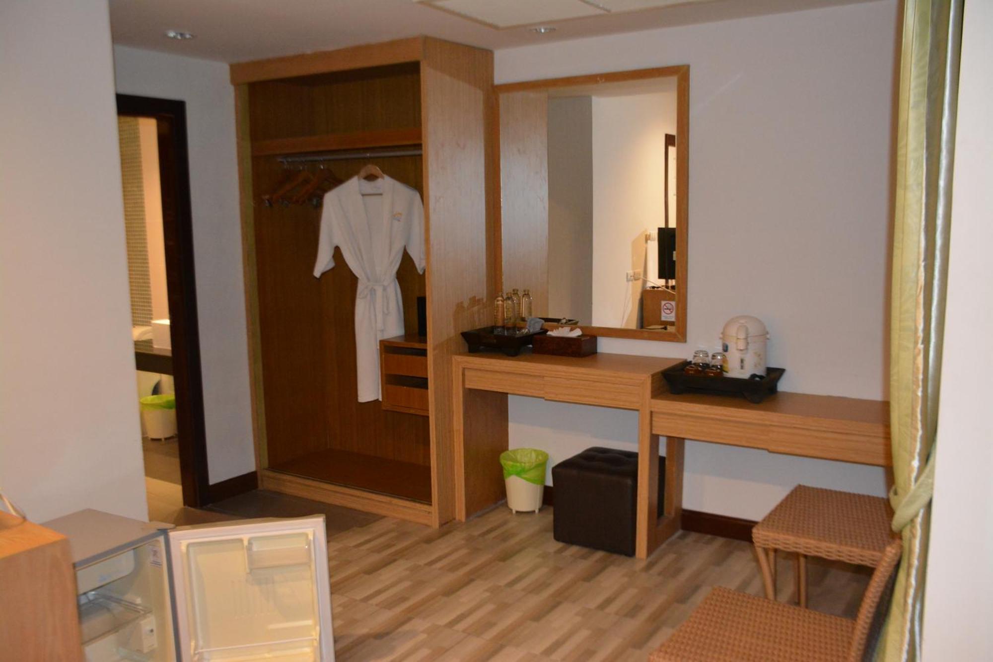 Zephyr Grand Hotel Patong Esterno foto